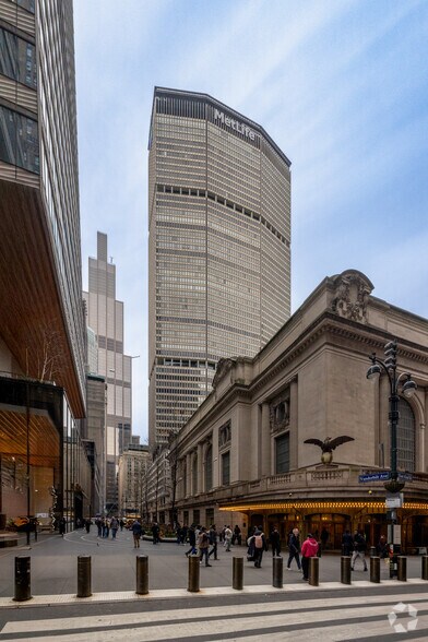 Primary Photo Of 200 Park Ave, New York Office For Sale