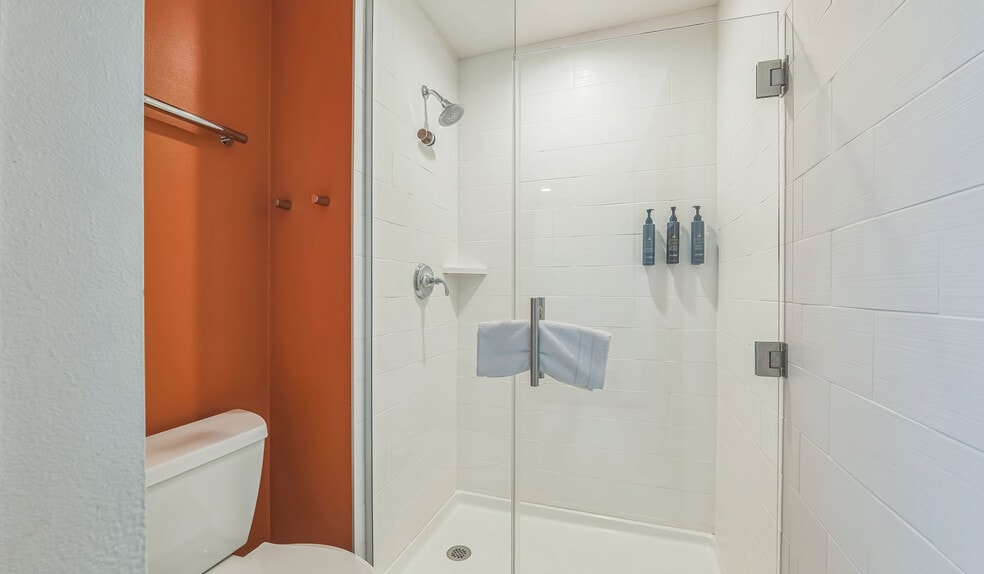 More Photos Of 900 S 11th St, Waco Hotel For Sale