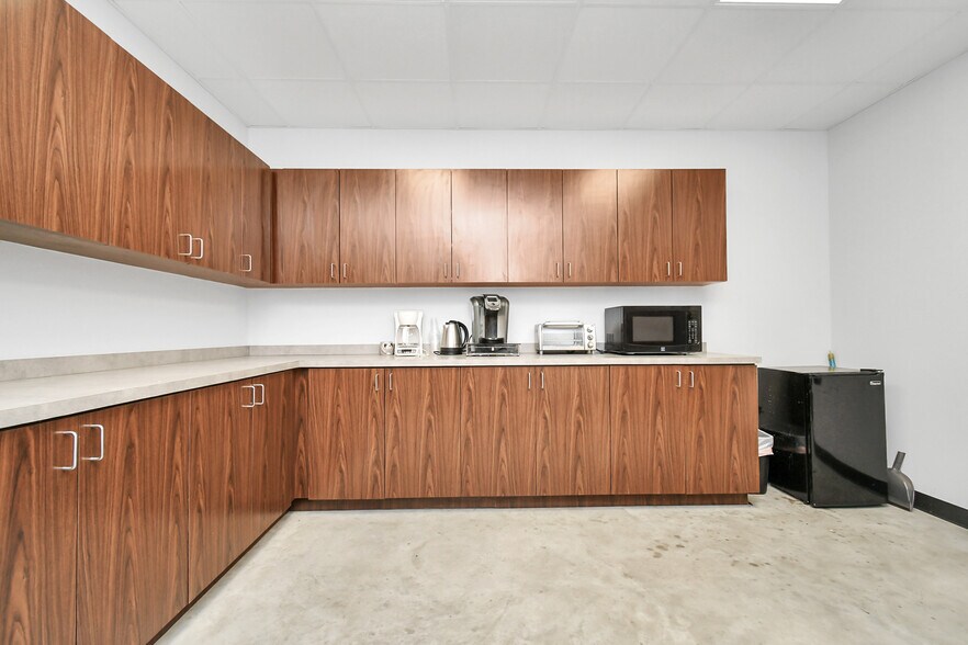 More Photos Of 12506 Taylor Rd, Houston Warehouse For Sale