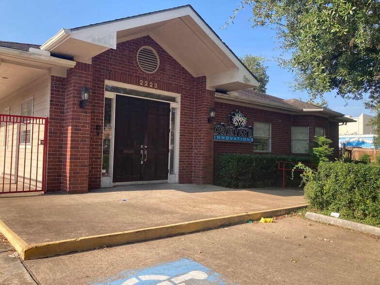 Primary Photo Of 2223 Dorrington St, Houston Healthcare For Lease