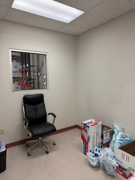 More Photos Of 445 Pan American Dr, El Paso Warehouse For Lease