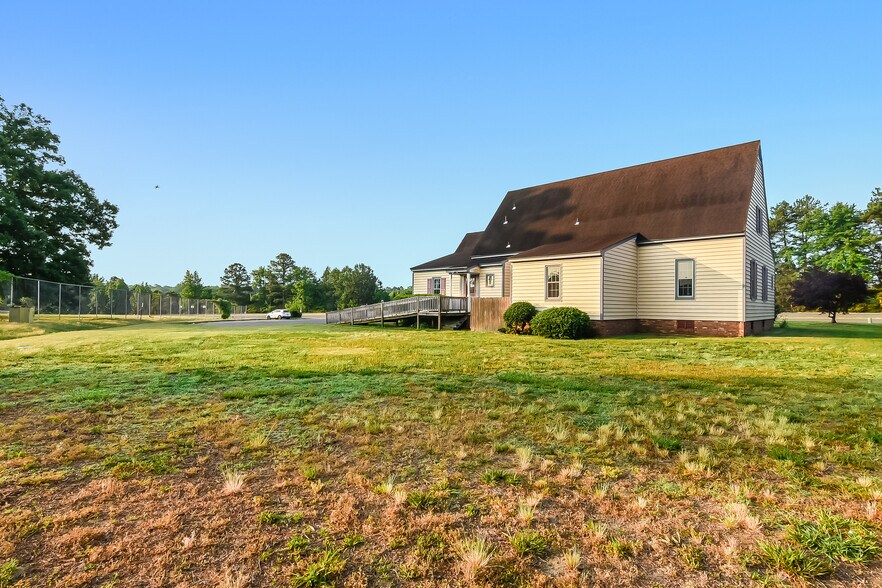 More Photos Of 1900 E Parham Rd, Henrico Office For Sale