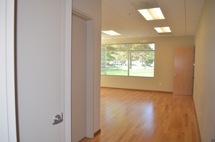 More Photos Of 4170 Lafayette Center Dr, Chantilly Light Distribution For Lease