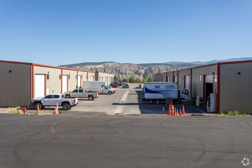 More Photos Of 707 Plane St, Gypsum Warehouse For Lease