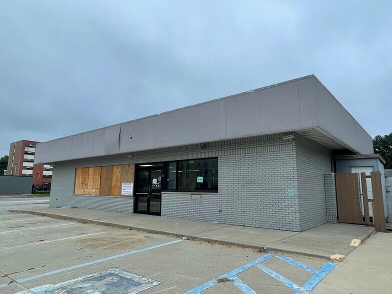 Primary Photo Of 601 N Neil St, Champaign Freestanding For Sale