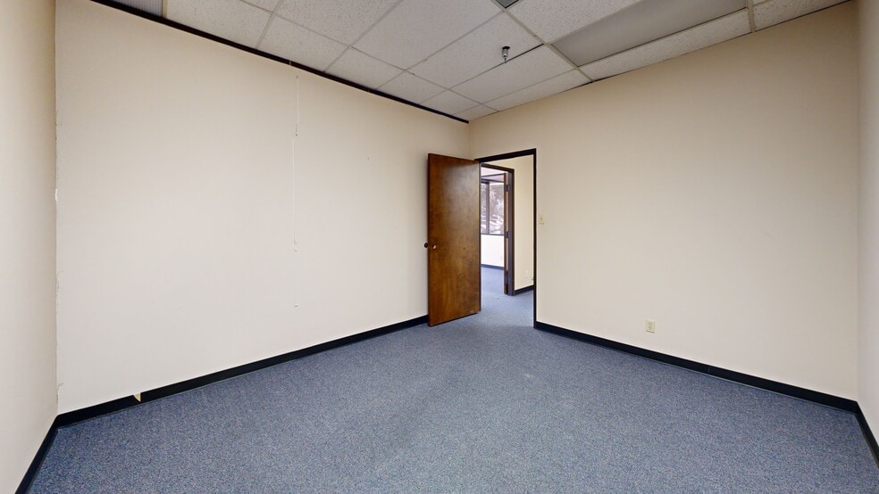 More Photos Of 8700 N Stemmons Fwy, Dallas Office For Sale