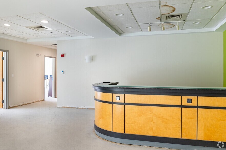 More Photos Of 118 Turnpike Rd, Southborough Office For Lease