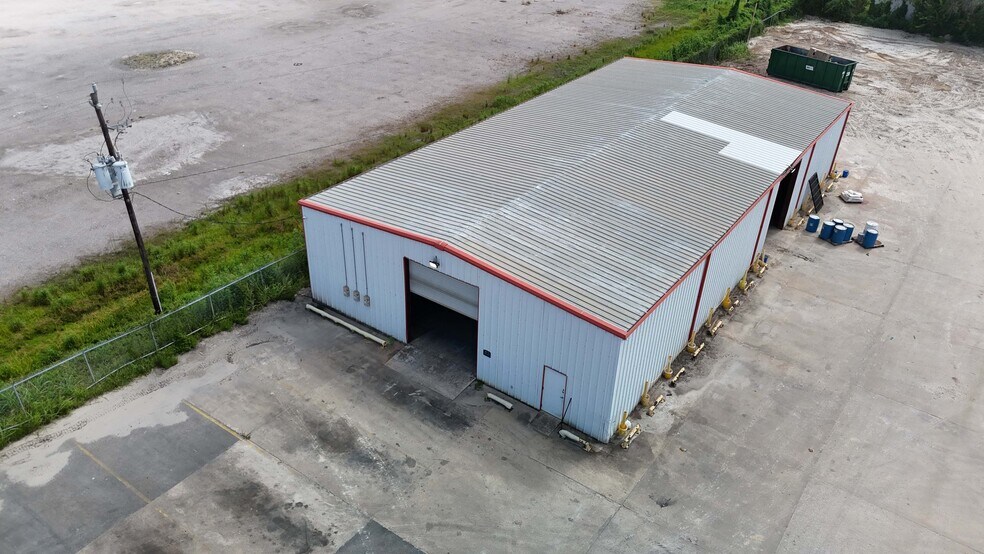 More Photos Of 1905 Jasmine Dr, Pasadena Industrial For Lease