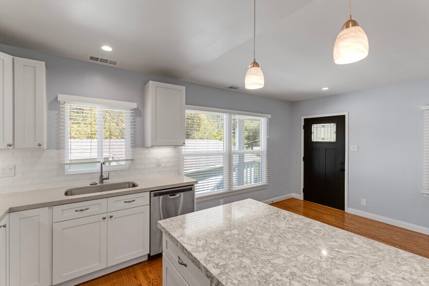 More Photos Of 646 Westminster Dr, Pasadena Multifamily For Sale