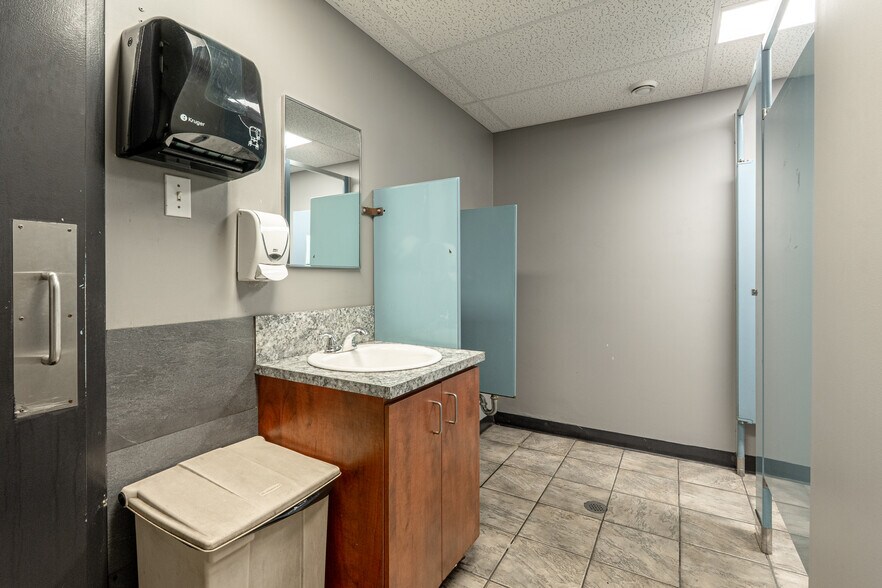 More Photos Of 60 Rue Sheard, Coaticook Industrial For Sale