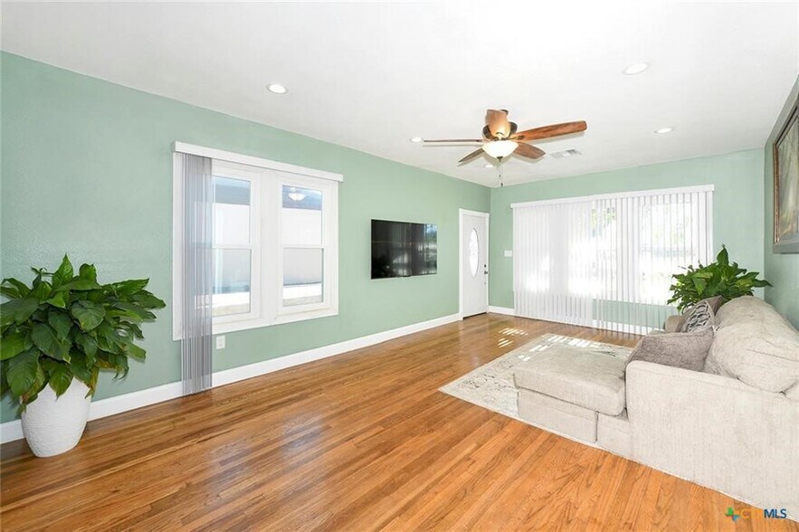 More Photos Of 1440 Business 35 S, New Braunfels, TX 78130, New Braunfels Office Residential For Sale