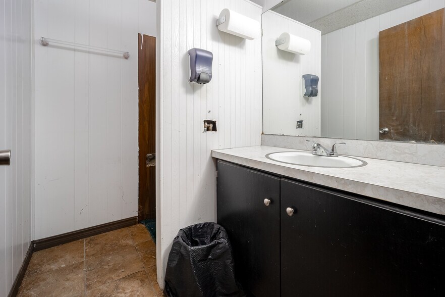 More Photos Of 6845 S Western Ave, Oklahoma City Distribution For Lease