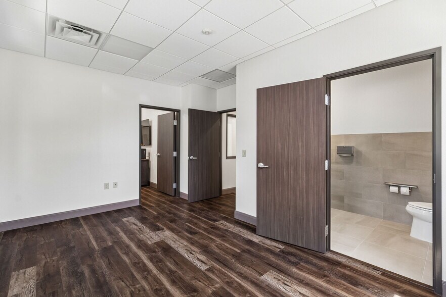 More Photos Of 4358 Lockhill Selma Rd, Shavano Park Medical For Lease