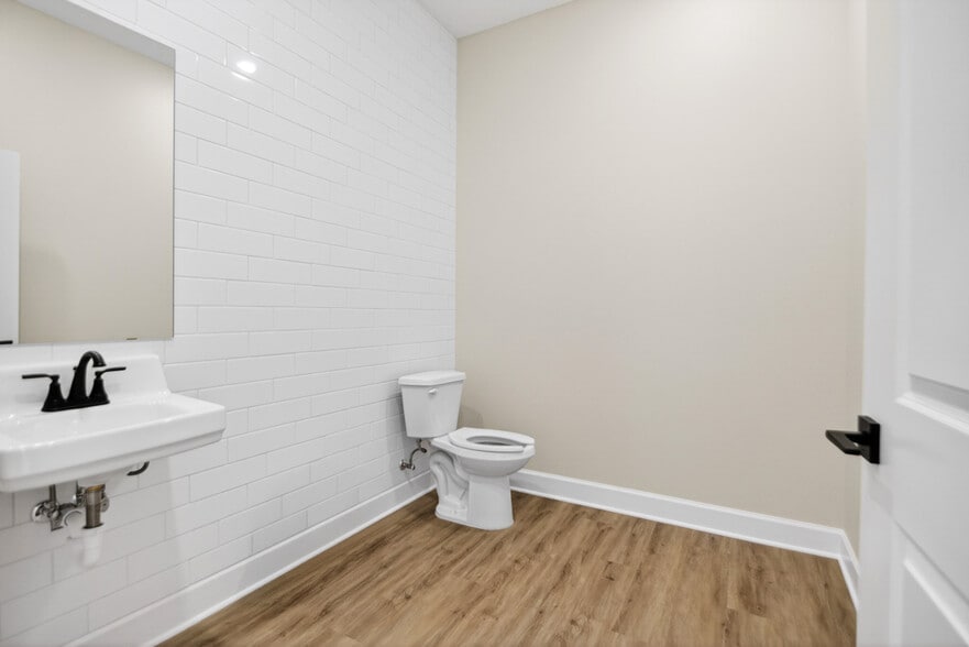 More Photos Of 808 Olive St, North Little Rock Office For Lease