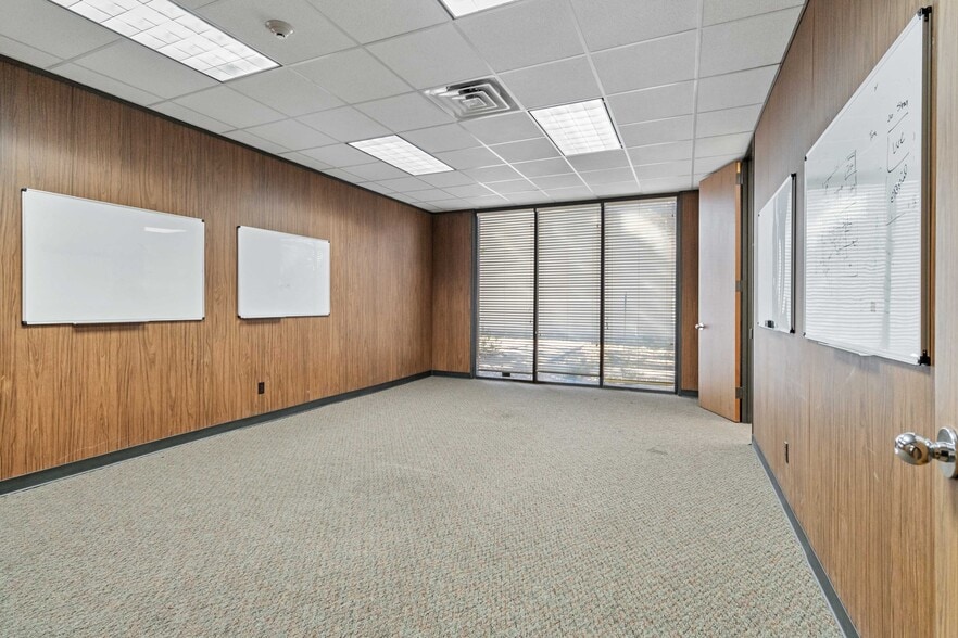 More Photos Of 429 Jefferson St, Kerrville Light Manufacturing For Lease