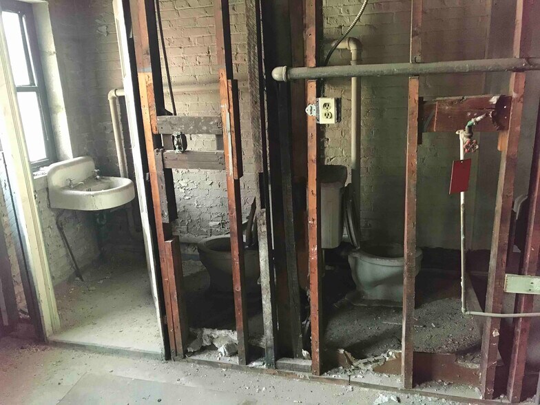 More Photos Of 8-10 Alyea St, Newark Storefront For Lease