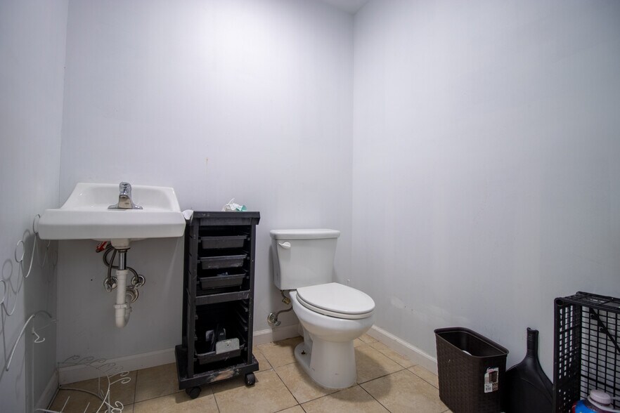 More Photos Of 518 Mill Ave, Conroe General Retail For Sale