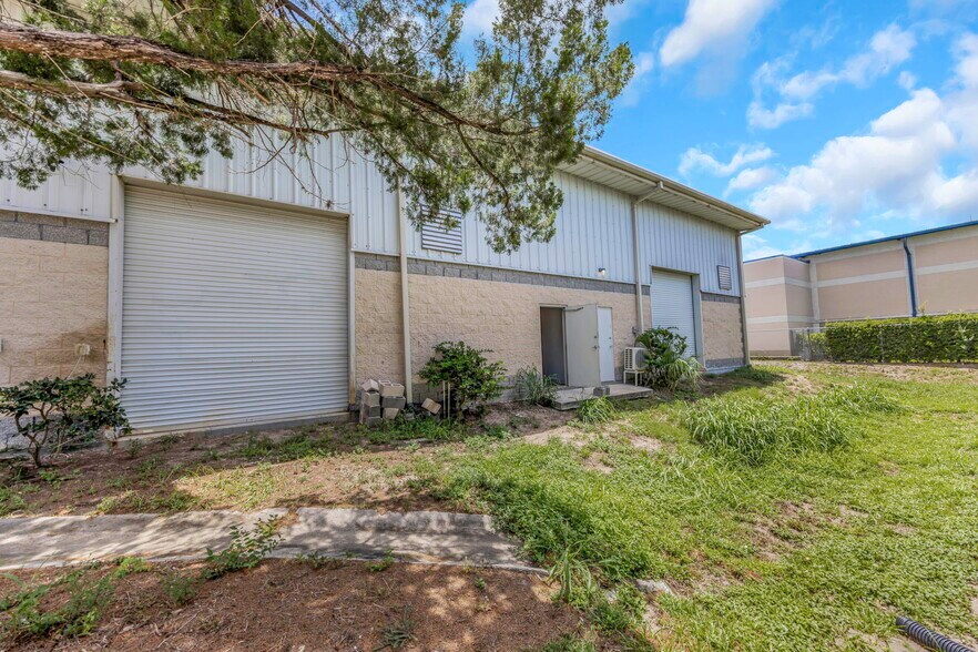 More Photos Of 565 Frederica Ln, Dunedin Warehouse For Lease