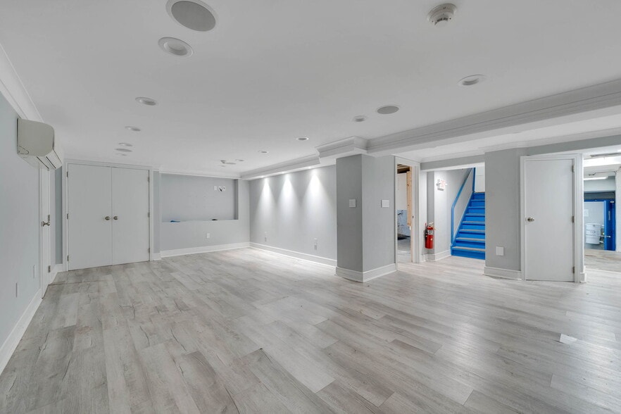 More Photos Of 73 W Merrick Rd, Valley Stream Veterinarian Kennel For Sale