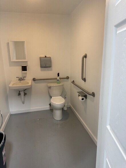 More Photos Of 249 Planebrook Rd, Malvern Showroom For Lease