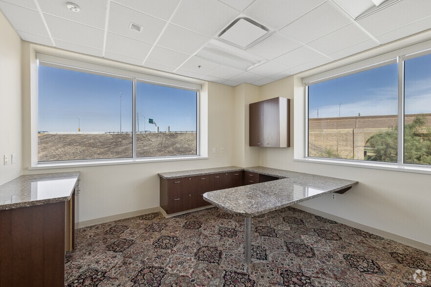 More Photos Of 5000 Commerce Dr, Bakersfield Medical For Sale