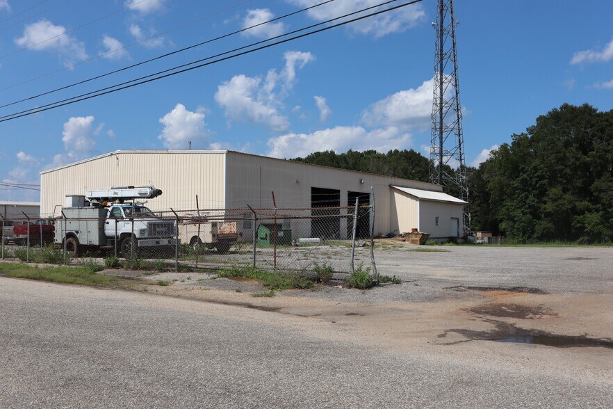 More Photos Of 1530 Parker Ln, Enterprise Warehouse For Lease