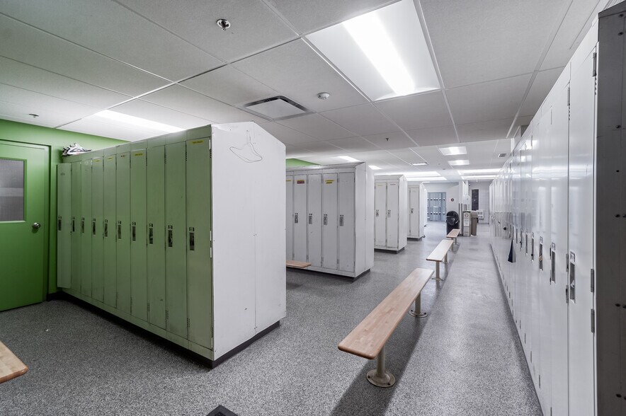 More Photos Of 650 Av Lee, Baie-d'Urfé Warehouse For Lease