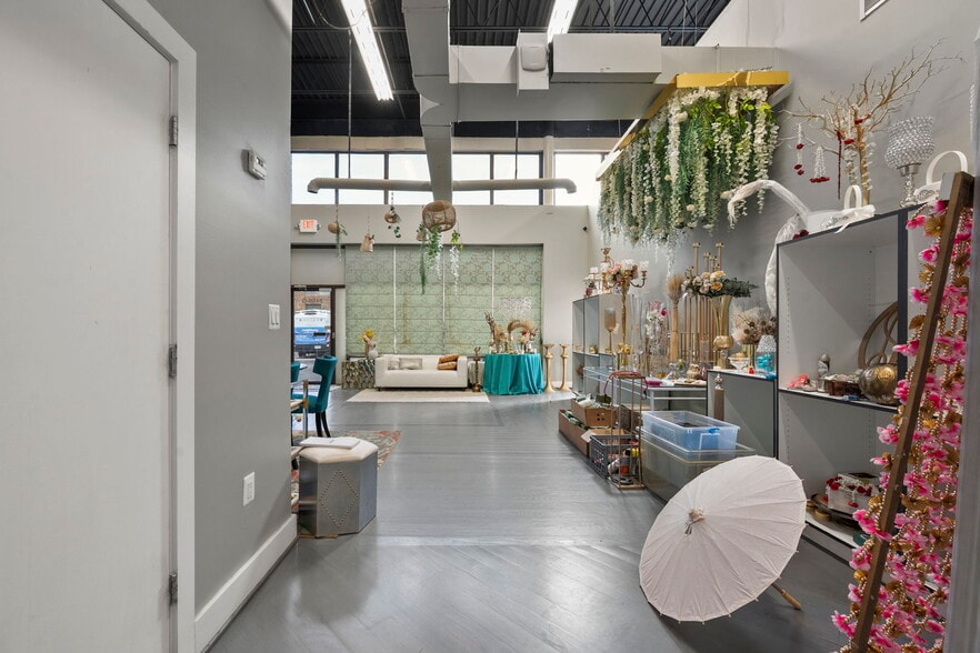 More Photos Of 8480-8486 Tyco Rd, Vienna Showroom For Lease