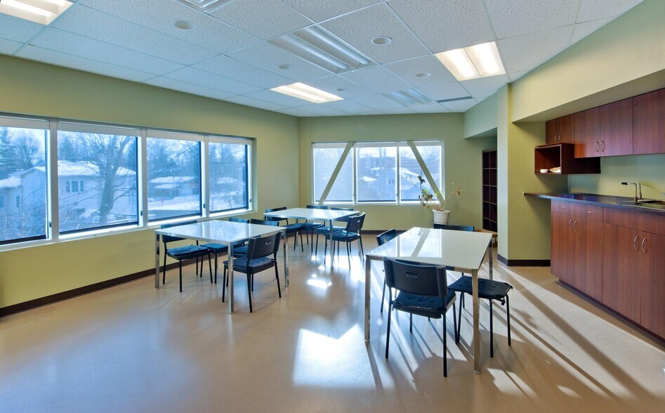 More Photos Of 11400 Boul Gouin E, Montréal Veterinarian Kennel For Sale