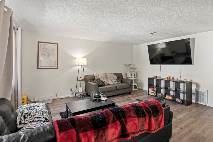 More Photos Of 2020 S Dora St, Ukiah Apartments For Sale