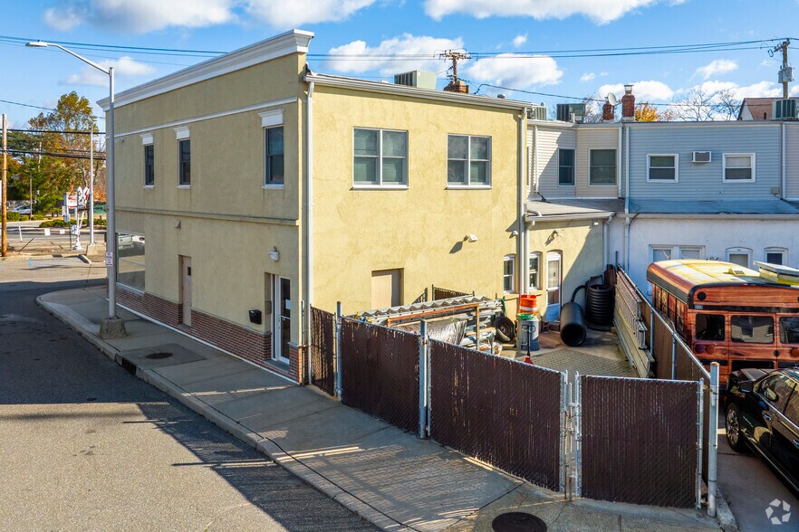 More Photos Of 5 Station Plz, Bethpage Storefront Retail Office For Lease