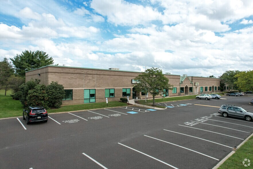 More Photos Of 800-880 Town Center Dr, Langhorne Unknown For Lease