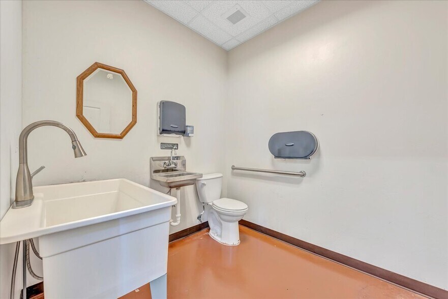 More Photos Of 2230 S Division St, Guthrie Storefront Retail Office For Lease