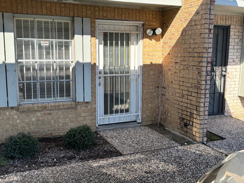 More Photos Of 8950 Westpark Dr, Houston Showroom For Lease