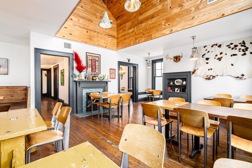 More Photos Of 117 E Riverside Dr, Jeffersonville Restaurant For Lease