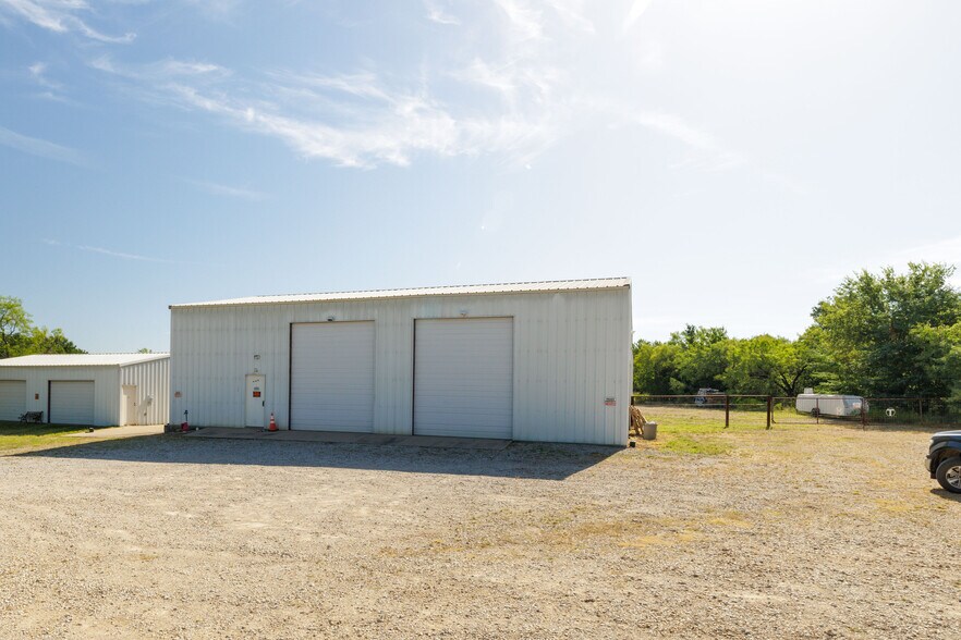 More Photos Of 160 Cimmarron Trail, Runaway Bay Light Manufacturing For Sale