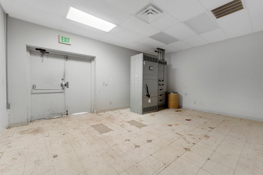 More Photos Of 8645 E Backwater Rd, North Webster Showroom For Lease