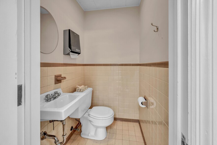 More Photos Of 172 Mount Pleasant Rd, Newtown Medical For Lease