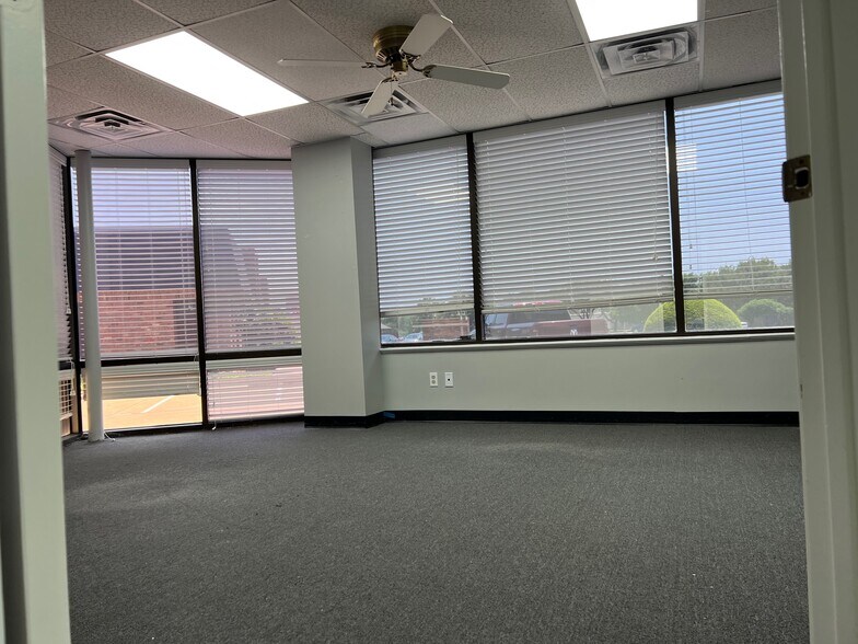 More Photos Of 1848 Norwood Plz, Hurst Office For Lease
