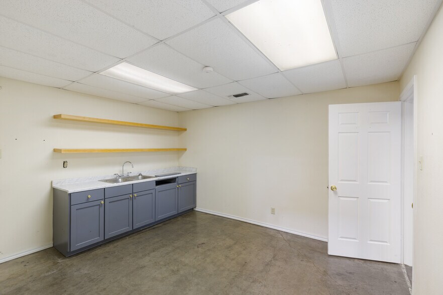 More Photos Of 1200 N Commercial Blvd, Arlington Warehouse For Lease