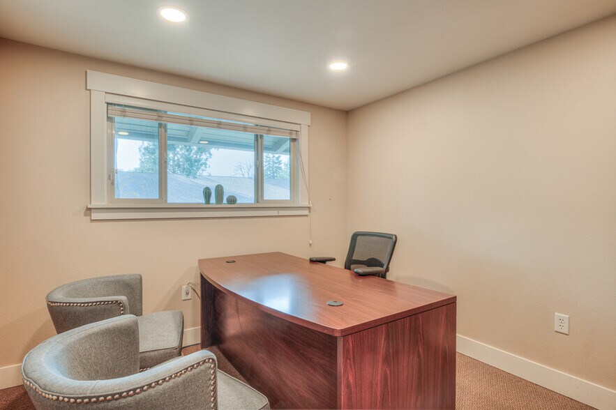 More Photos Of 525 NE Greenwood Ave, Bend Office For Sale