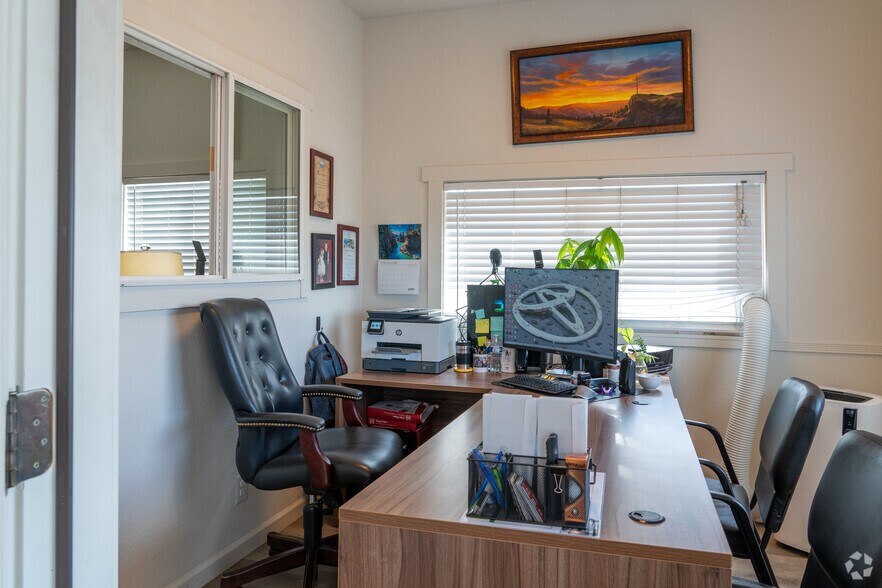 More Photos Of 18435 SW Pacific Hwy, Tualatin Auto Dealership For Lease