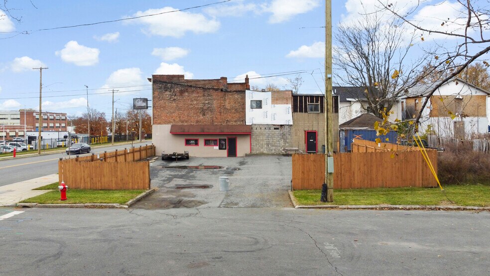 More Photos Of 1118 Broadway, Albany Bar For Sale