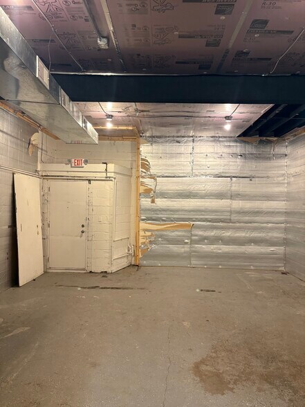 More Photos Of 21950-21956 Schoenherr Rd, Warren Warehouse For Lease