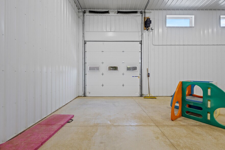 More Photos Of 390 Progress Dr, Cottage Grove Veterinarian Kennel For Sale