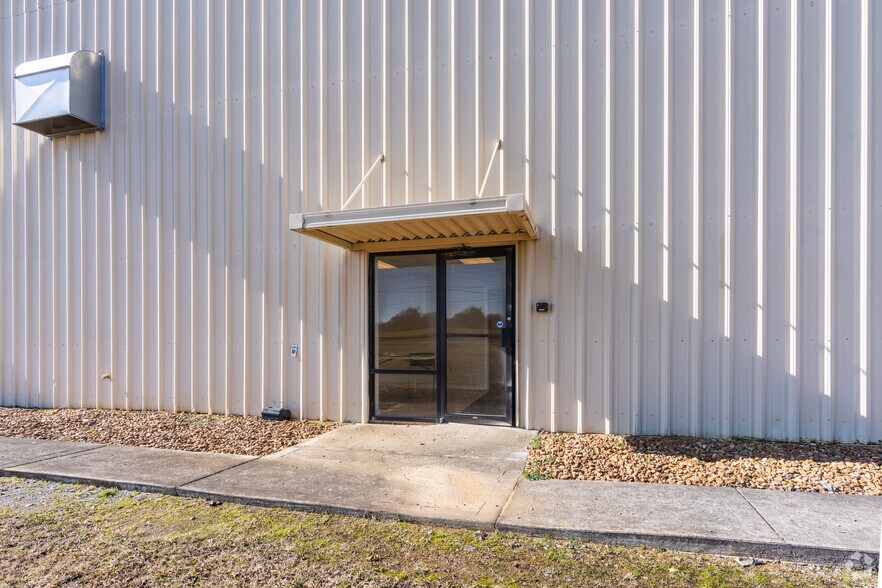 More Photos Of 715 S River Street, Calhoun Warehouse For Lease
