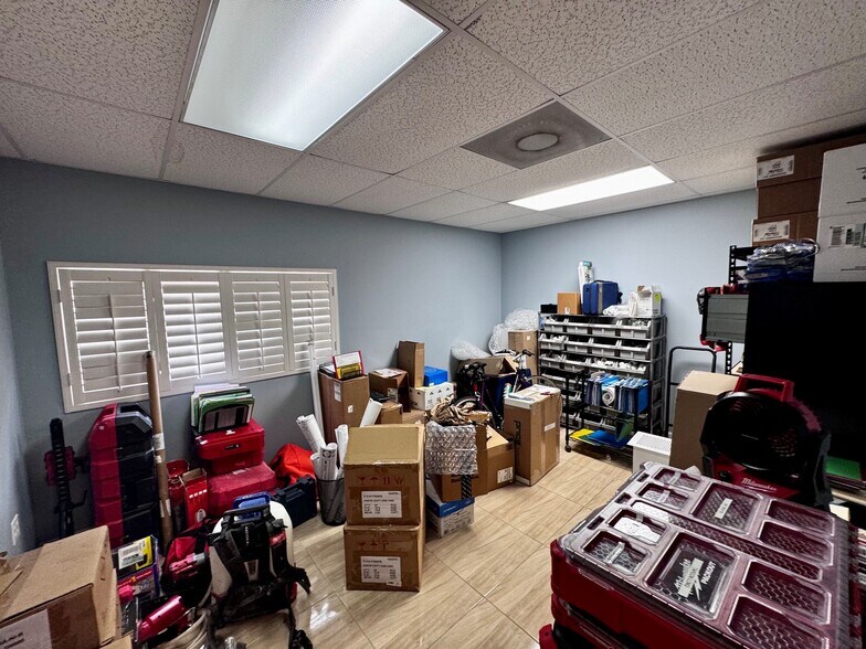 More Photos Of 1550-1582 Global Ct, Sarasota Light Manufacturing For Sale