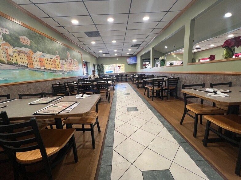 More Photos Of 2520 George Washington Memorial Hwy, Hayes Restaurant For Sale