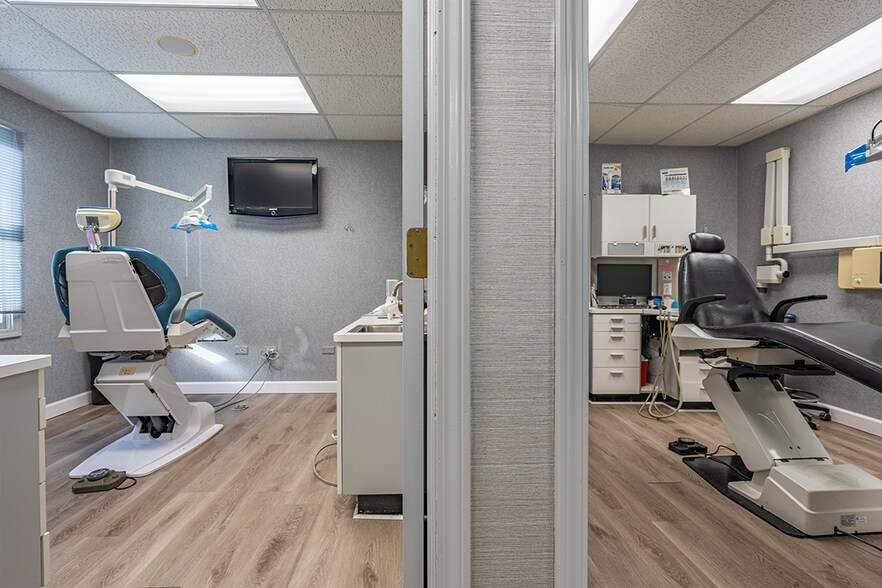 More Photos Of 610 Crystal Point Dr, Crystal Lake Medical For Lease