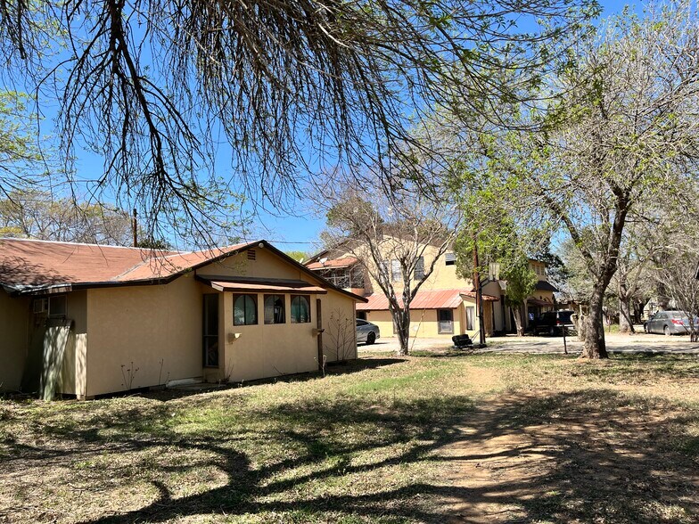 More Photos Of 4061 County Road 676, Devine Multifamily For Sale